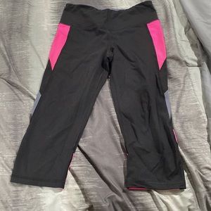 Victoria’s Secret VSX sport capri leggings